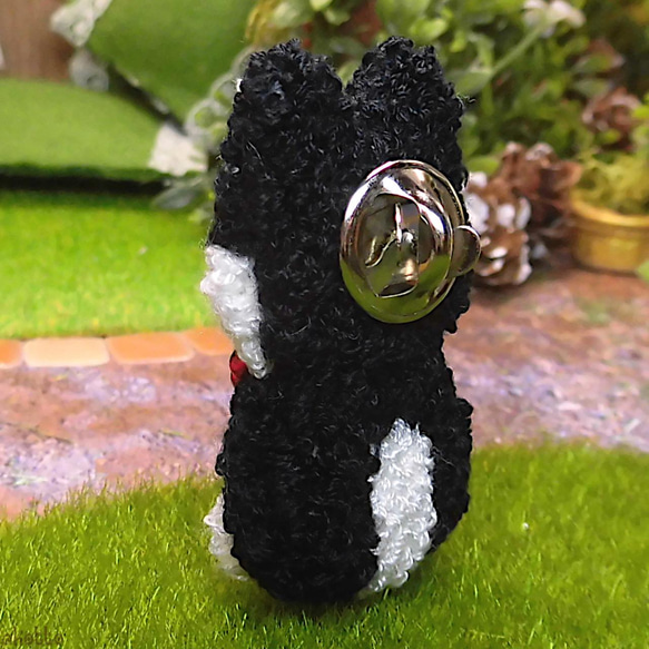ふわもこ刺繍の柴犬 (黒柴) ピンバッチ (ピンズ ピンブローチ) NO.02 4枚目の画像