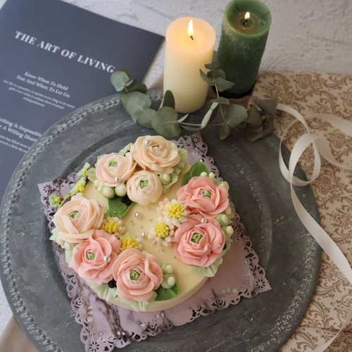 ピンクのリアルローズのフラワーケーキ(バタークリームケーキ、チーズ