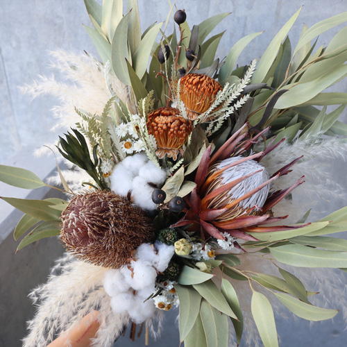 プロテアやバンクシャが主役のワイルドフラワーブーケ♡ ユーカリ