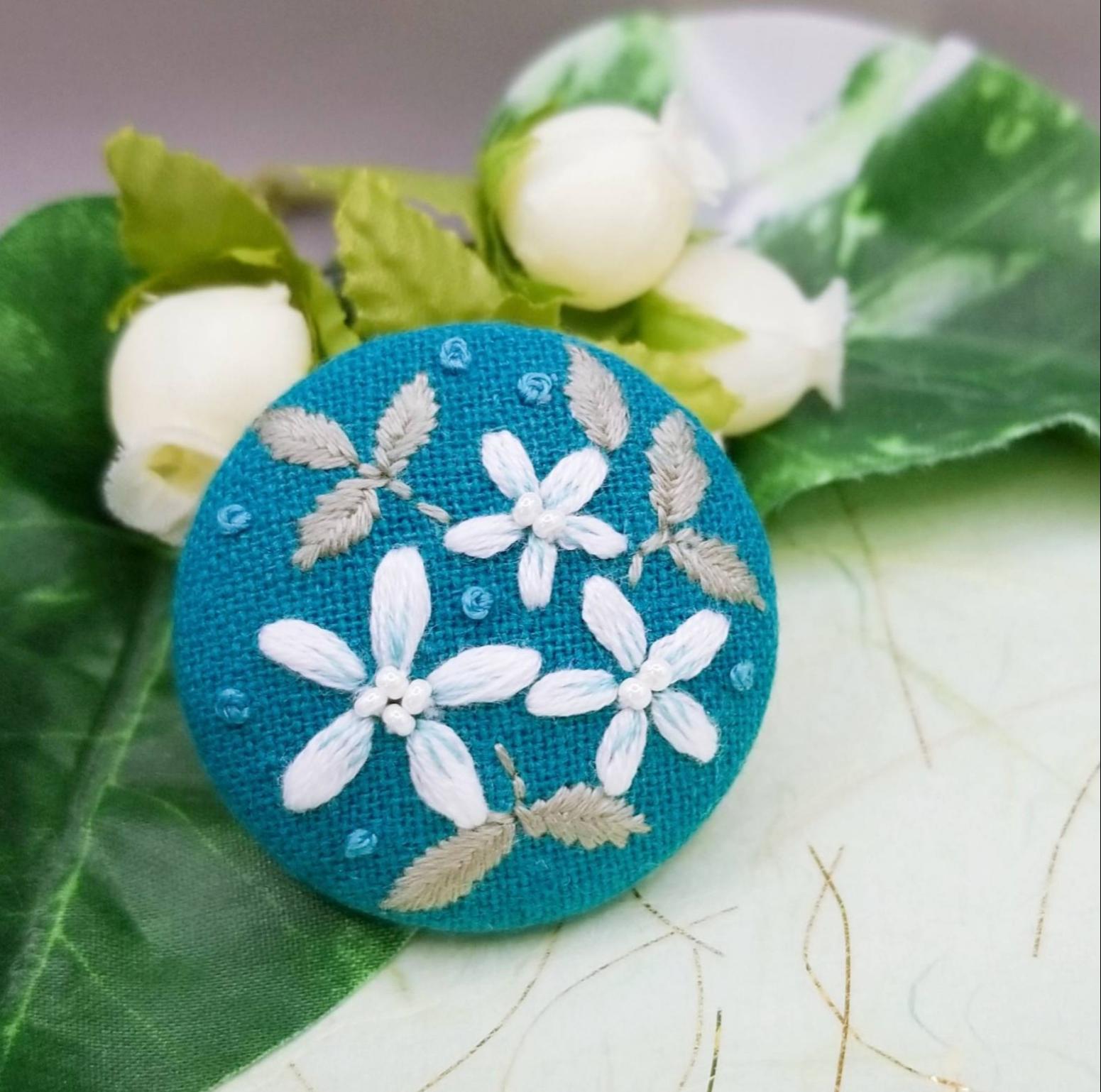 エメラルドグリーンハイビスカス☆手刺繍☆2.7センチくるみボタン