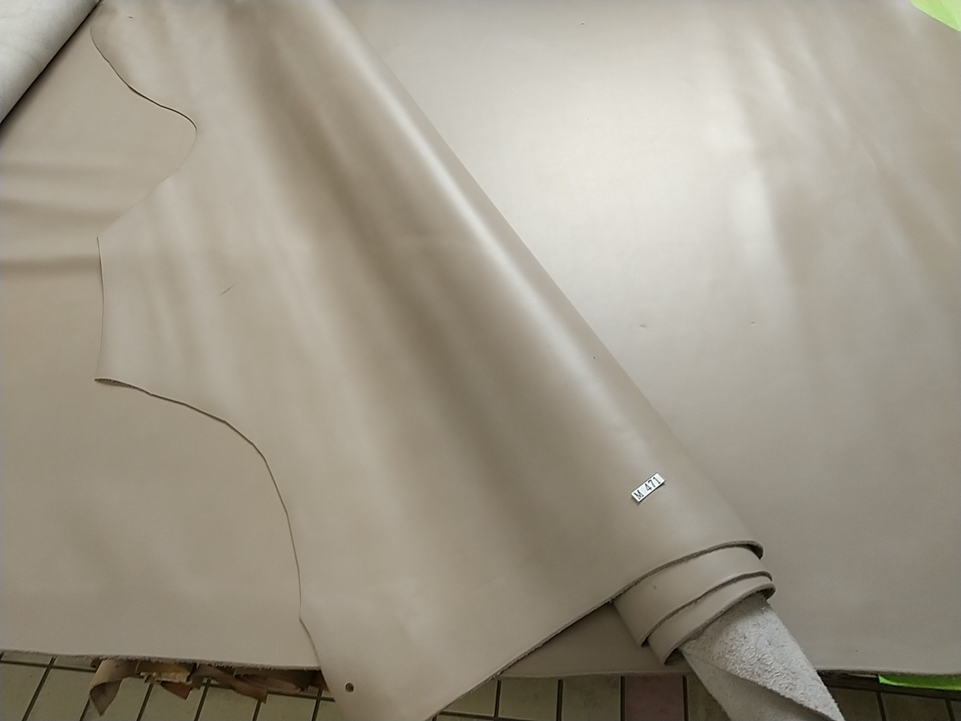 M471 国産牛革 ダークベージュ～グレージュ系 200デシ程度 1.3mm程度