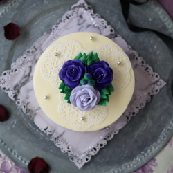 青いバラとシュガーレースのフラワーケーキ(バタークリームケーキ、チーズケーキ味） 1枚目の画像