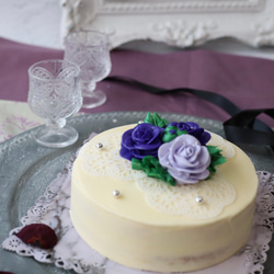 青いバラとシュガーレースのフラワーケーキ(バタークリームケーキ、チーズケーキ味） 2枚目の画像