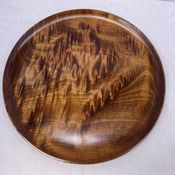 ツヤのある木のプレート皿8寸栃（拭き漆） 3枚目の画像