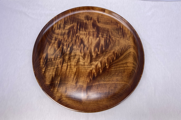 ツヤのある木のプレート皿8寸栃（拭き漆） 3枚目の画像