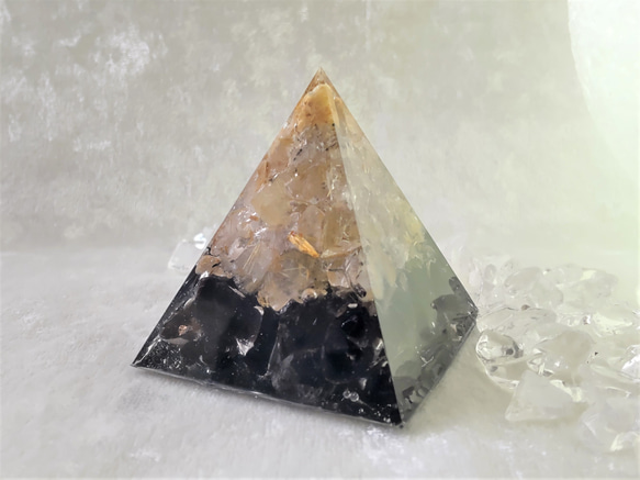 【再販 増量版】 ルチルクォーツ×モリオン  ピラミッドオルゴナイト 1枚目の画像