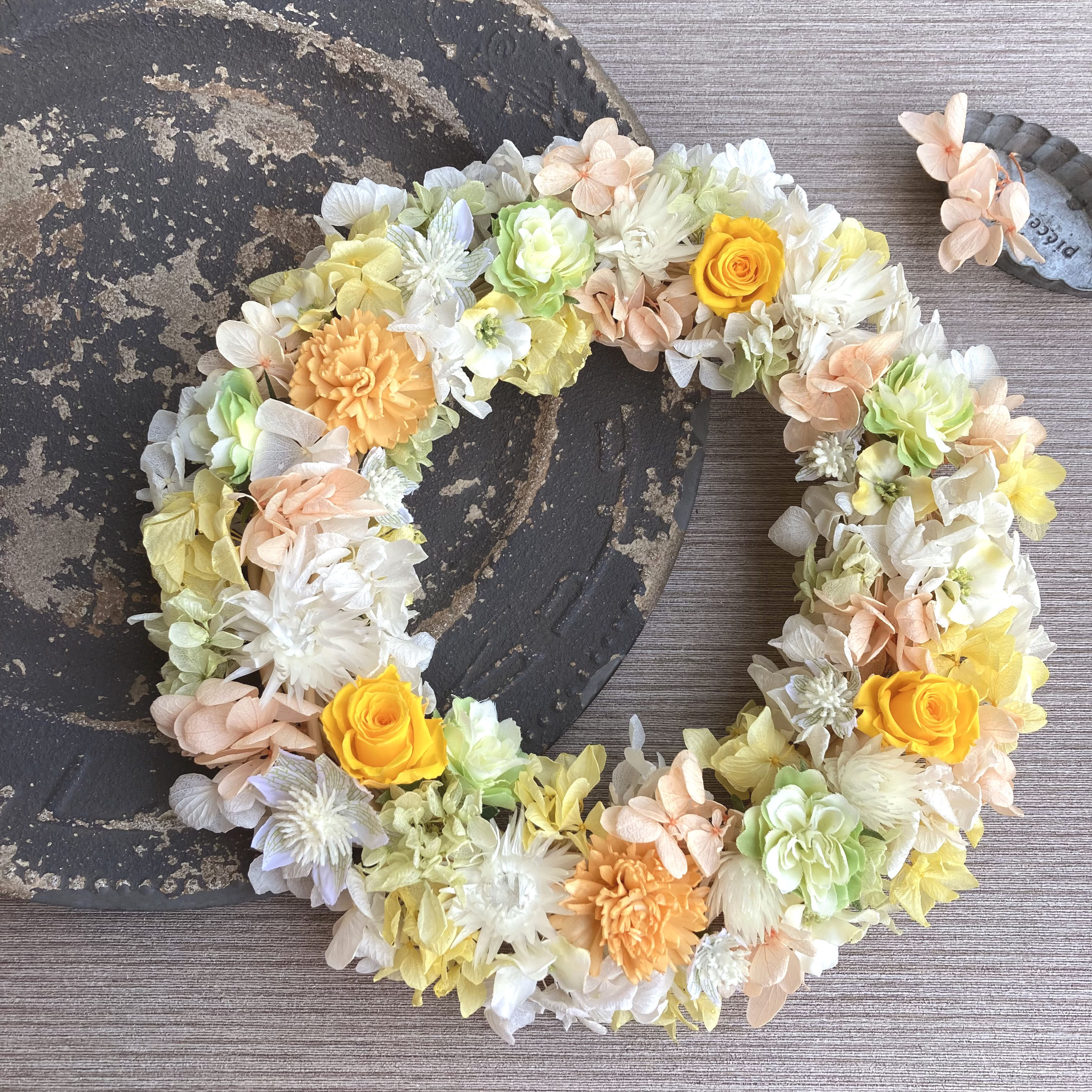 【母の日・フラワーギフト】豪華プリザーブドのこんもりリースＬ　ーYellow／受注制作