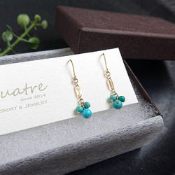 ターコイズ【Turquoise】 可憐な３粒ピアス 2枚目の画像