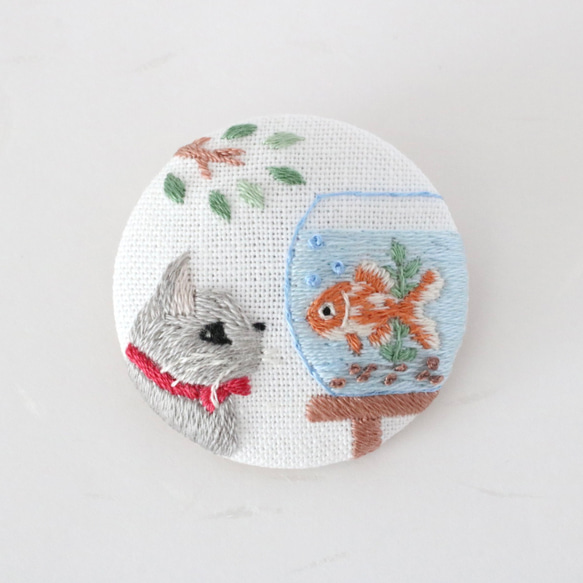 窓辺の猫と金魚　手刺繍ブローチ 1枚目の画像