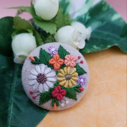 受注製作】手刺繍ブローチ・ヘアゴム《夏色の花束》×リネン くるみ