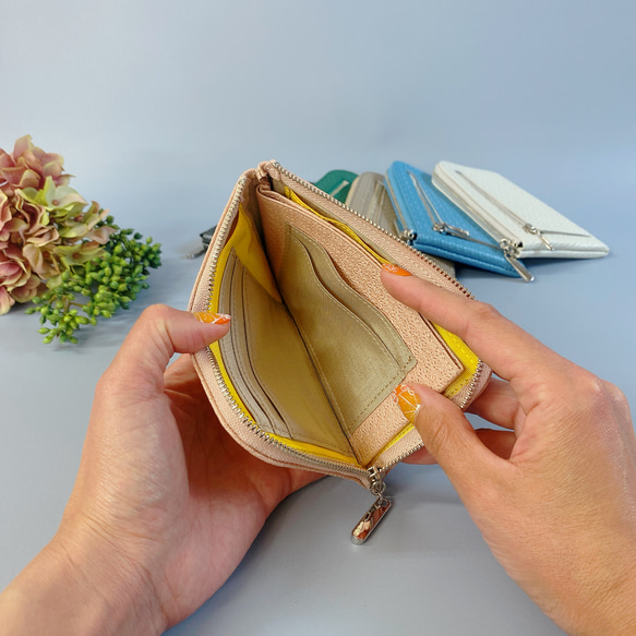薄くて軽いコンパクトな財布 10枚カードポケット　牛革レース型押し　コーラルピンク　日本製 Squeeze 2枚目の画像