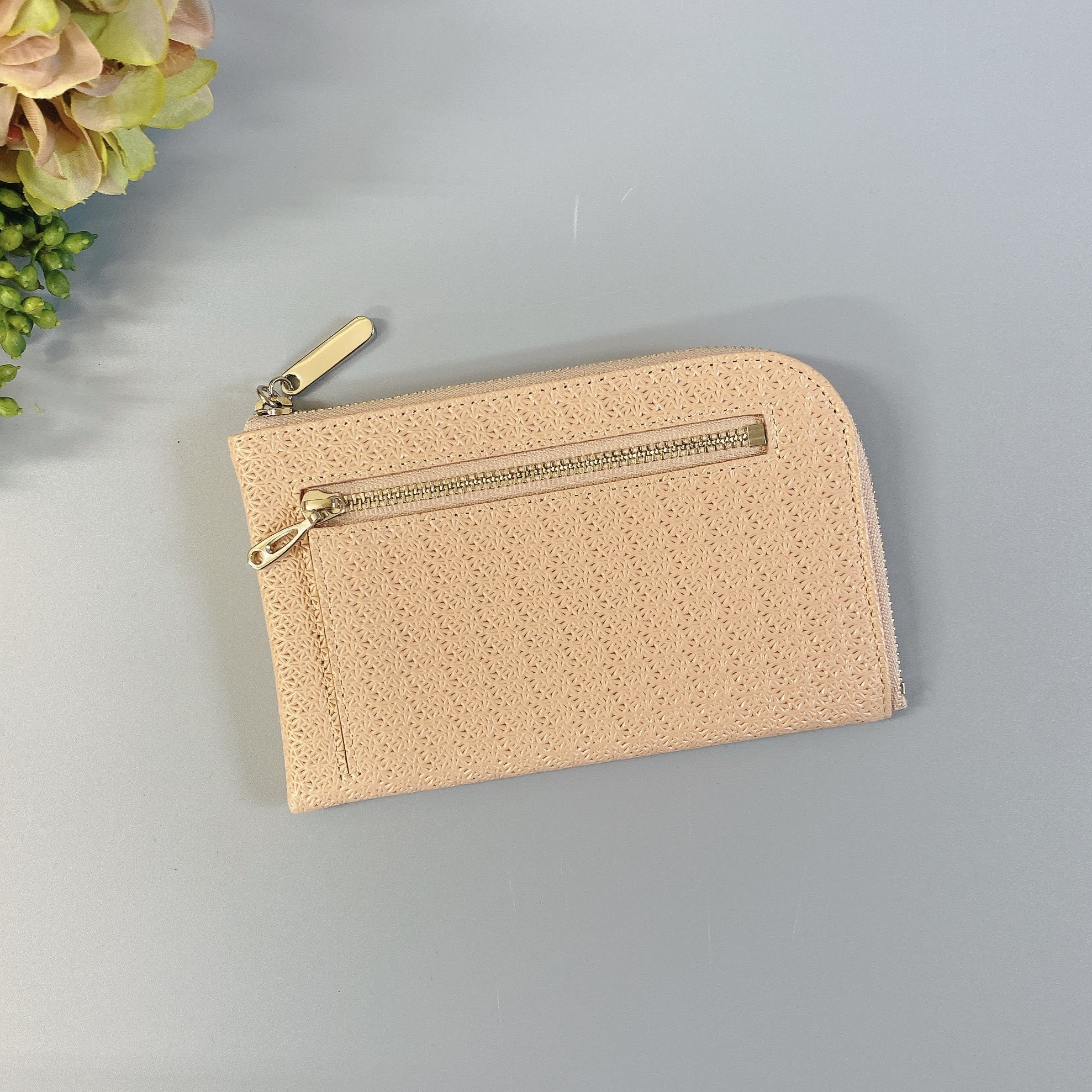 薄くて軽いコンパクトな財布 10枚カードポケット　牛革レース型押し　コーラルピンク　日本製 Squeeze