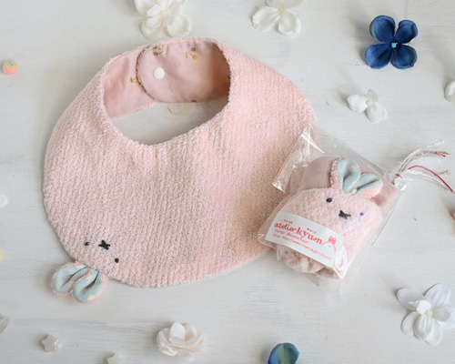 リバーシブルベビースタイ ピンクうさちゃん×ゴールドさくらんぼ柄