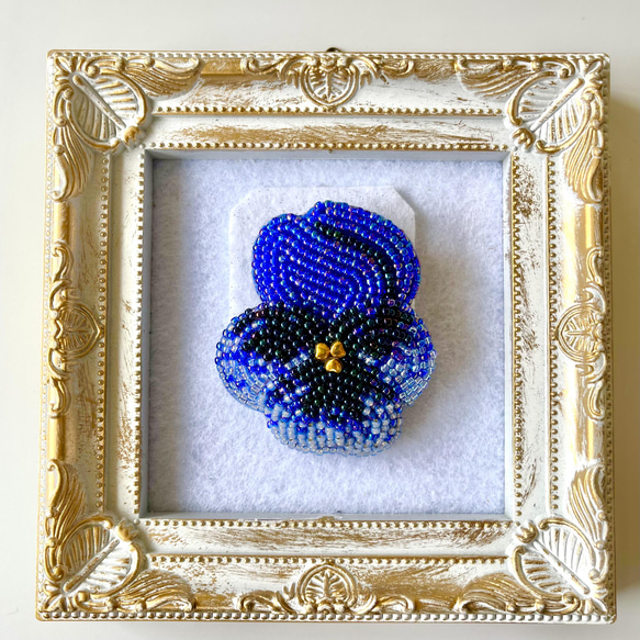 パンジーのビーズ刺繍ブローチ (植物シリーズ 1) 2枚目の画像