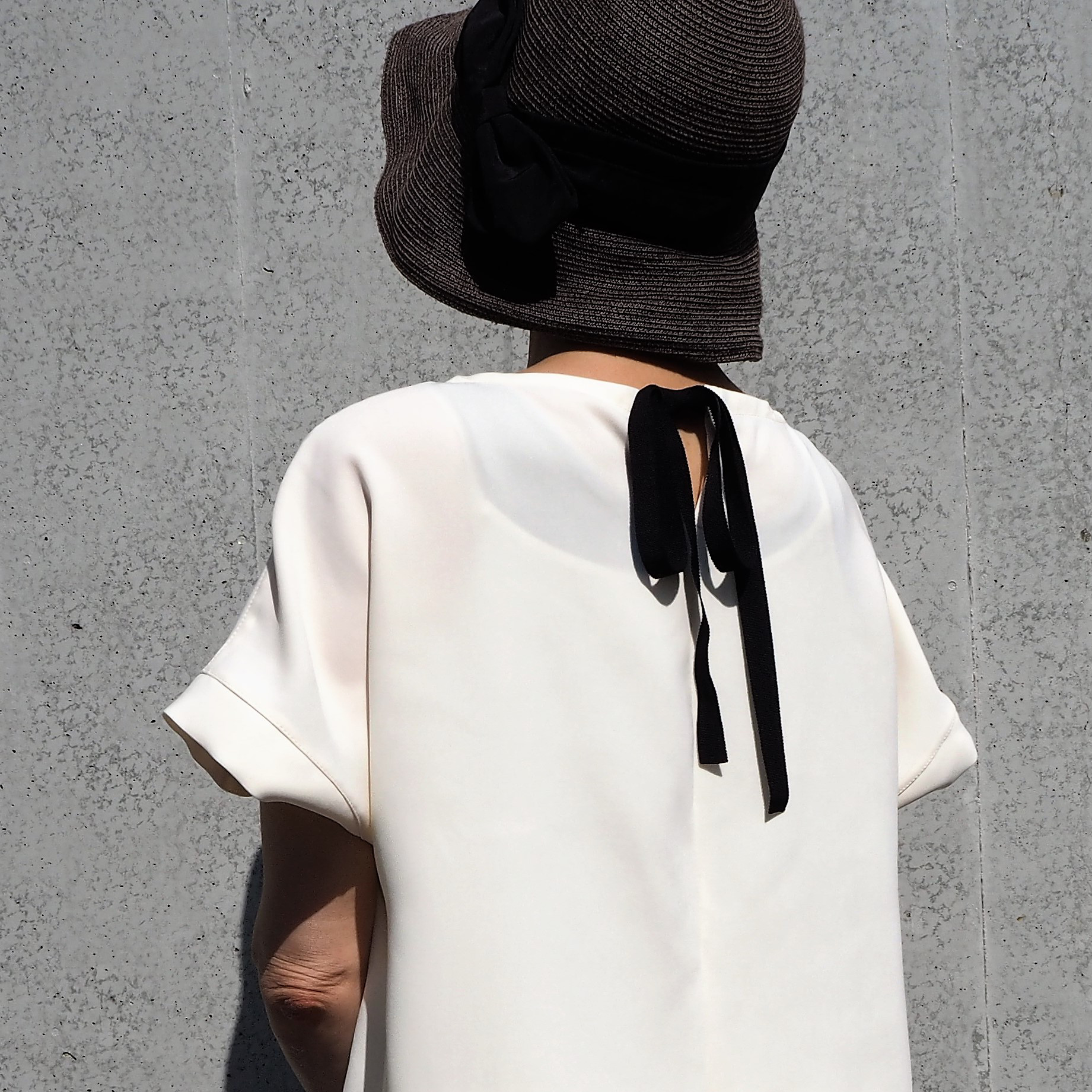 ゆったり肩落ち 　エレガント ブラクラリボン　オフホワイト　シワになりにくいポリエステル　ブラウス