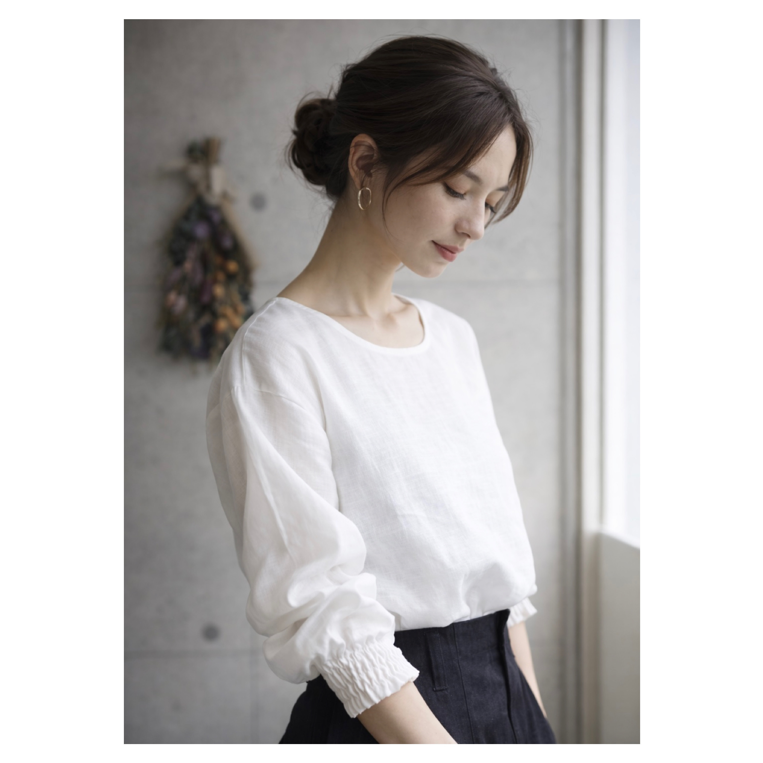 リネンブラウス／ヨーロッパリネンで魅せる、シャーリング袖のシンプルブラウス／ホワイト・生成り