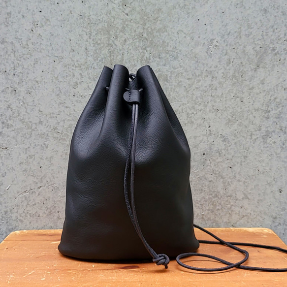 巾着　牛革 斜めがけもできる大人のための革の2way巾着 柔らかくほどよい