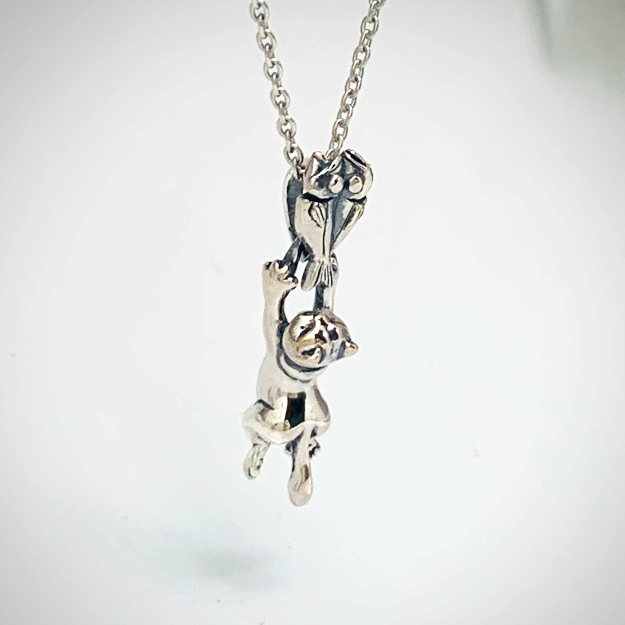 干物に跳び付く猫のペンダント 〜sv925〜