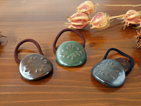 レトロシックなヘアゴム/深緑/茶/黒(陶器製) ヘアゴム Carino 通販