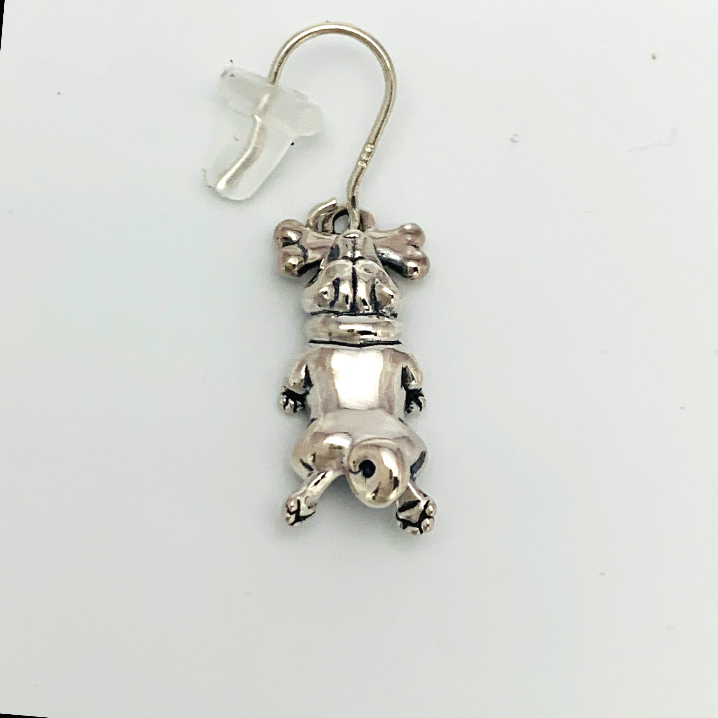骨に噛み付く豆柴のフックピアス 〜sv925〜