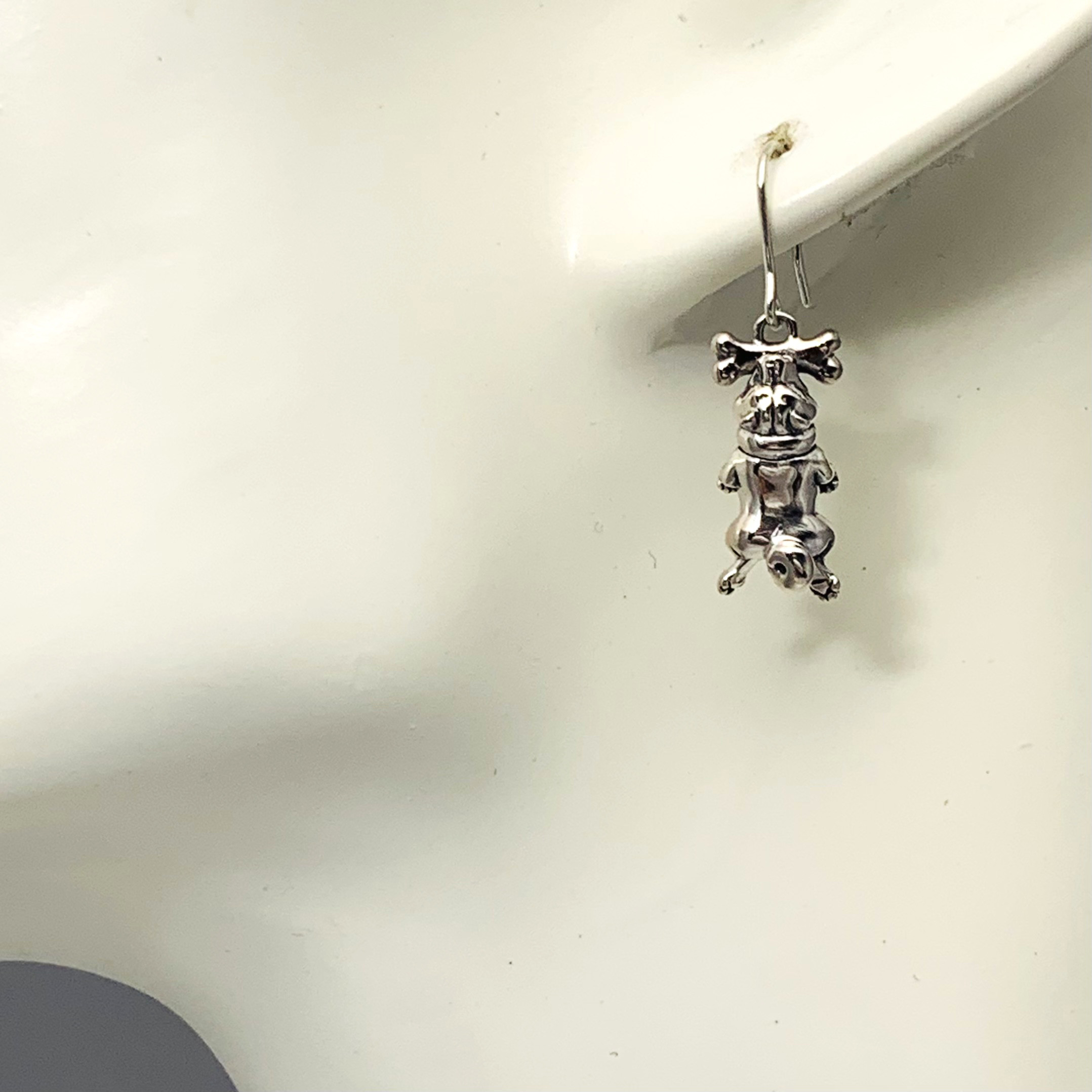 骨に噛み付く豆柴のフックピアス 〜sv925〜