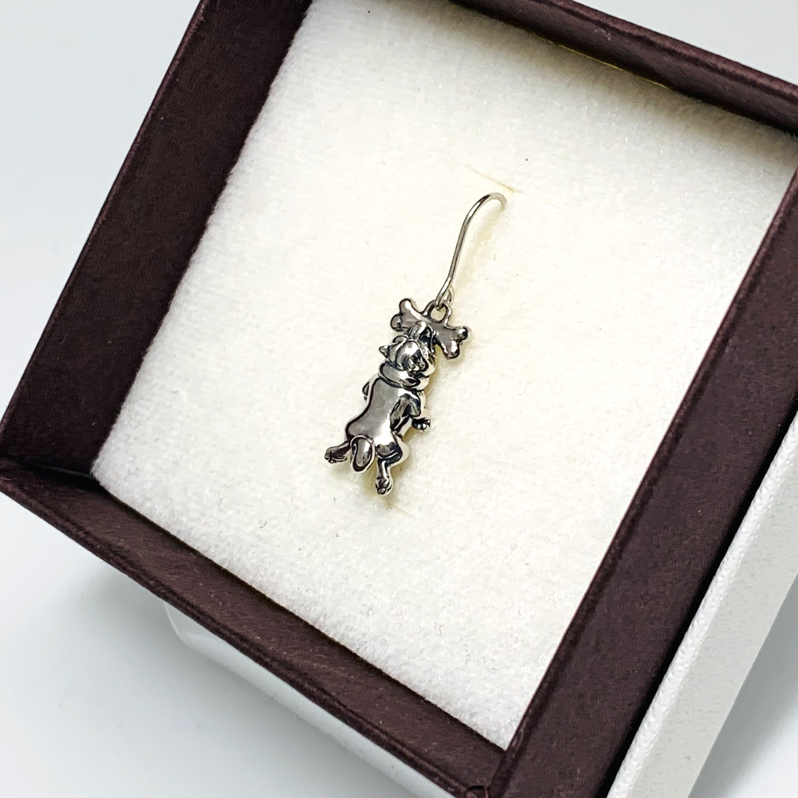 骨に噛み付く豆柴のフックピアス 〜sv925〜