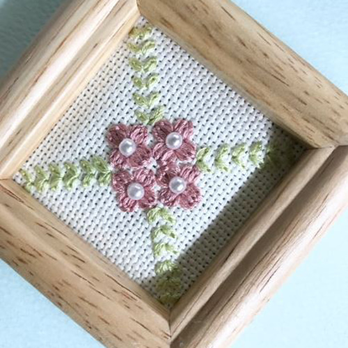 ♡インテリアミニフレーム♡刺繍のお花♡壁飾り・置物・壁掛け♡玄関