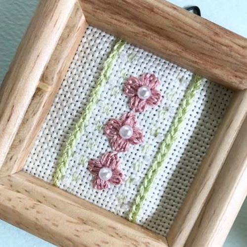 ♡インテリアミニフレーム♡刺繍のお花♡壁飾り・置物・壁掛け♡玄関