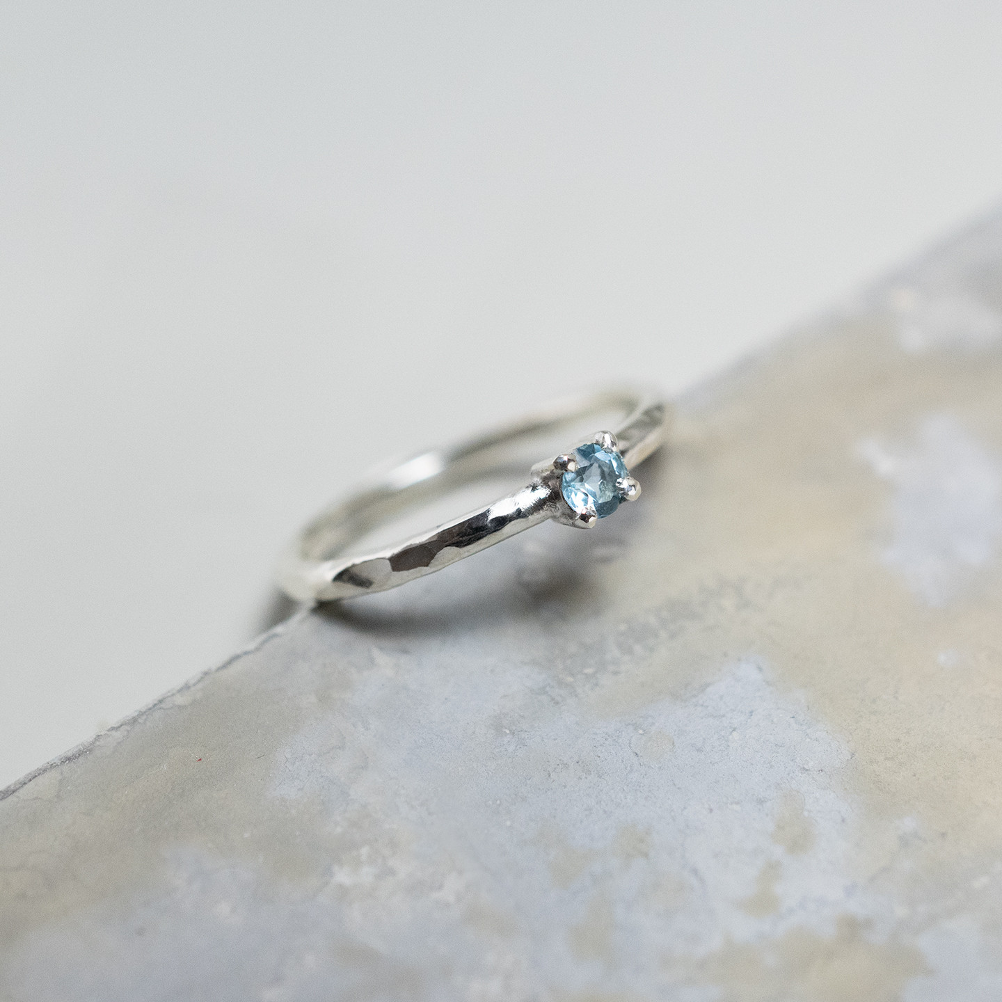 スイスブルートパーズ ラウンド3mm シルバープレーンリング 1.5mm幅 槌目｜FA-287