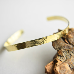 槌目バングル5㎜ カーブ｜真鍮 ゴールド ブラス シンプル メンズ レディース ハンドメイド 3枚目の画像