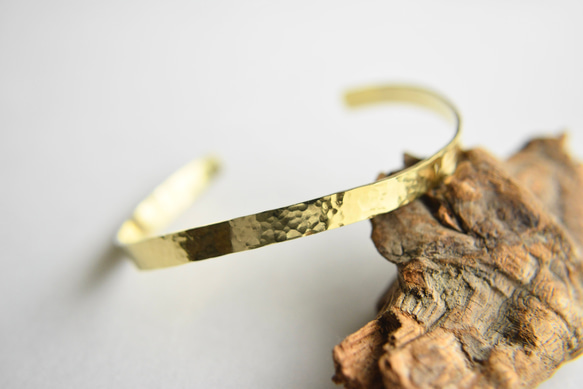 槌目バングル5㎜ カーブ｜真鍮 ゴールド ブラス シンプル メンズ レディース ハンドメイド 3枚目の画像