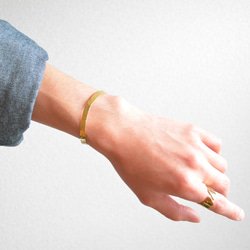 槌目バングル5㎜ カーブ｜真鍮 ゴールド ブラス シンプル メンズ レディース ハンドメイド 4枚目の画像