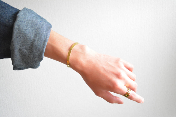 槌目バングル5㎜ カーブ｜真鍮 ゴールド ブラス シンプル メンズ レディース ハンドメイド 4枚目の画像