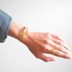 槌目バングル5㎜ カーブ｜真鍮 ゴールド ブラス シンプル メンズ レディース ハンドメイド 5枚目の画像