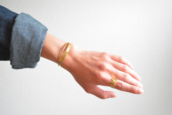 槌目バングル5㎜ カーブ｜真鍮 ゴールド ブラス シンプル メンズ レディース ハンドメイド 5枚目の画像