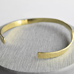 槌目バングル5㎜ カーブ｜真鍮 ゴールド ブラス シンプル メンズ レディース ハンドメイド 6枚目の画像