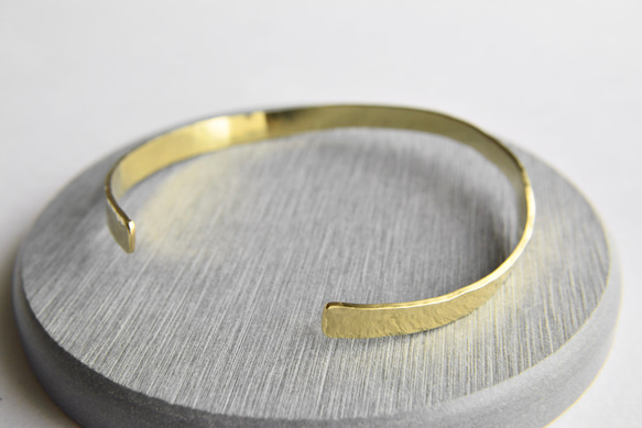 槌目バングル5㎜ カーブ｜真鍮 ゴールド ブラス シンプル メンズ レディース ハンドメイド 6枚目の画像
