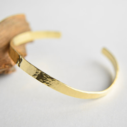 槌目バングル5㎜ カーブ｜真鍮 ゴールド ブラス シンプル メンズ レディース ハンドメイド 2枚目の画像