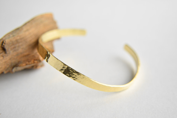 槌目バングル5㎜ カーブ｜真鍮 ゴールド ブラス シンプル メンズ レディース ハンドメイド 2枚目の画像