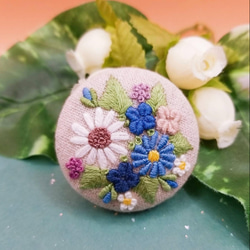 手刺繍ブローチ・ヘアゴム 四季《花束Bu》×リネン くるみボタン
