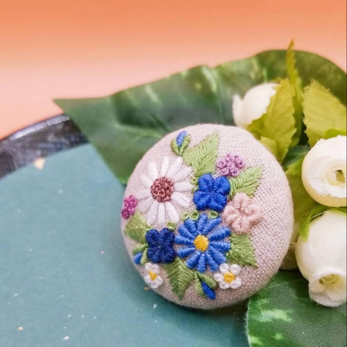 手刺繍ブローチ・ヘアゴム 春《花束Bu》×リネン くるみボタン