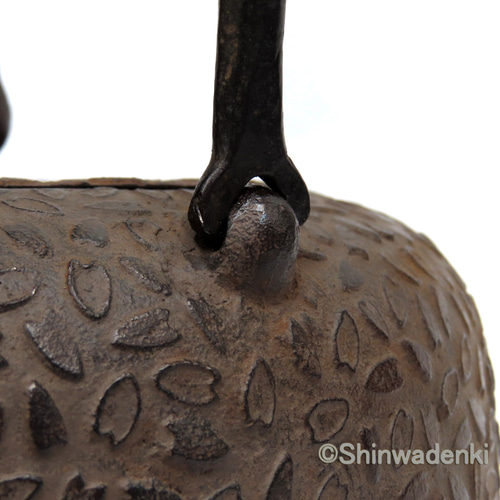南部鉄器 鉄瓶 岩戸賢一郎作 平丸桜 1.6L 内面漆焼付・酸化被膜仕上