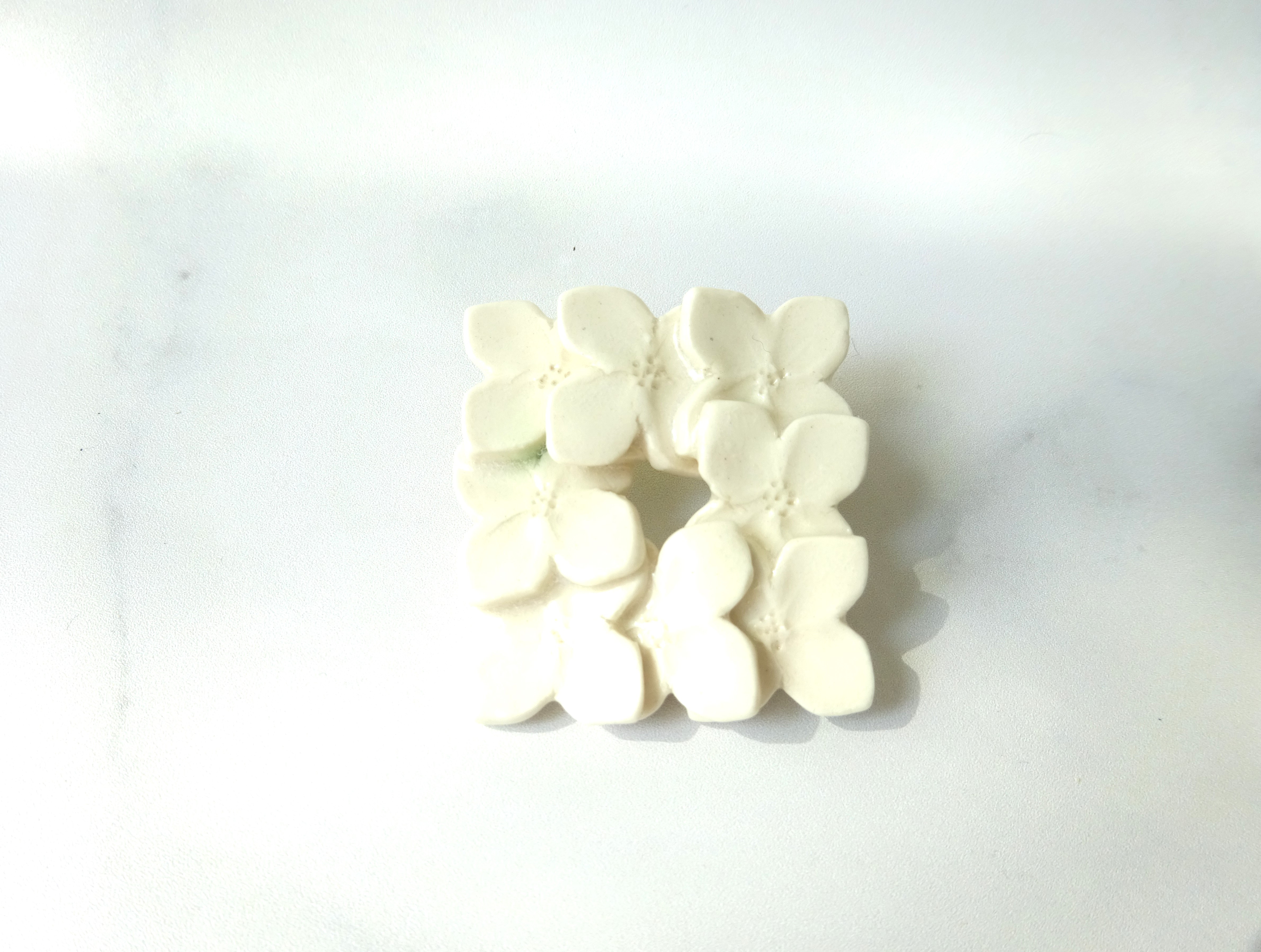 花のbroach（ニチニチソウ）