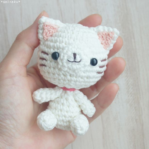 思わず笑顔になっちゃう♡おすわり白猫さん♪ あみぐるみ あみぐるみ猫