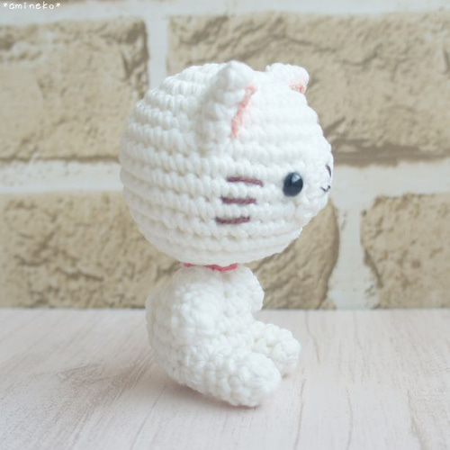 思わず笑顔になっちゃう♡おすわり白猫さん♪ あみぐるみ あみぐるみ猫