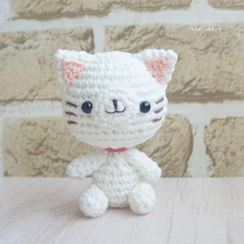 思わず笑顔になっちゃう♡おすわり白猫さん♪ あみぐるみ あみぐるみ猫