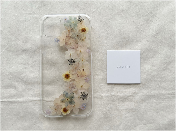 【値下げ中！】 ♡押し花ケース♡ 《淡色》iPhone11対応 1枚目の画像