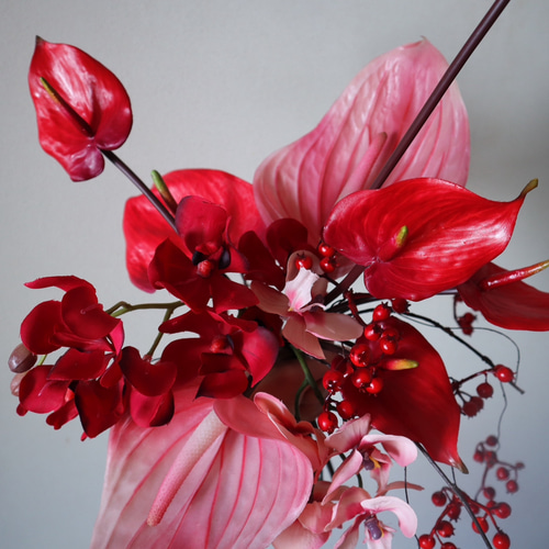 【週末セール価格】Rouge Lily Modern モダンブーケ　アンスリウム 胡蝶蘭やアンスリウム 実物サンキライを上品に束ねた動きのあるモダン
