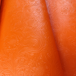 111　国産牛革　花柄型押し オレンジ系　1.3ｍｍ程度 大きさ150デシ程度 2枚目の画像