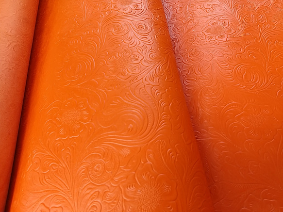 111　国産牛革　花柄型押し オレンジ系　1.3ｍｍ程度 大きさ150デシ程度 2枚目の画像